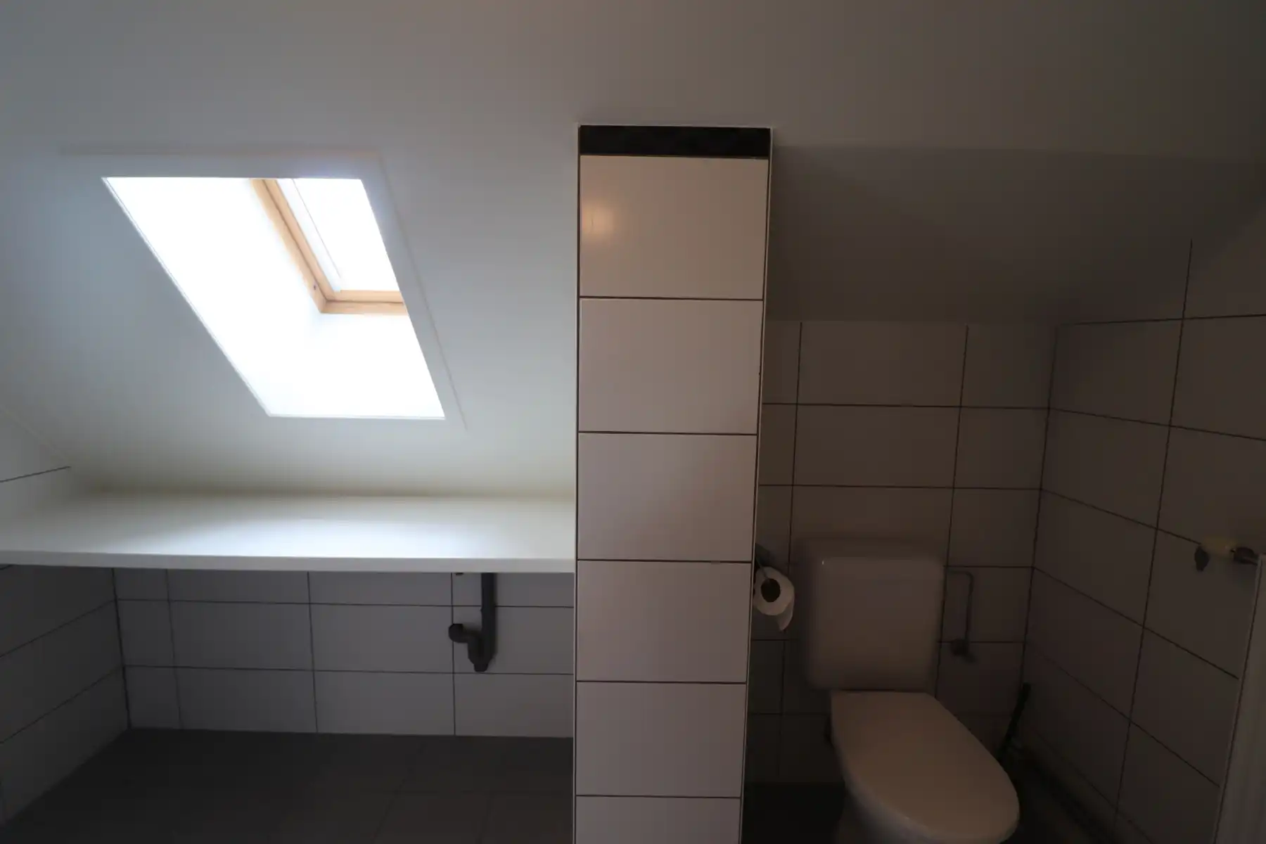 Appartement op de 1ste verdieping met carport/tuinberging en terras met tuin. foto 14