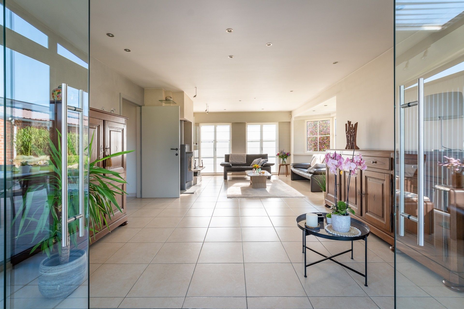 Rustig gelegen, ruime woning met magazijn foto 3