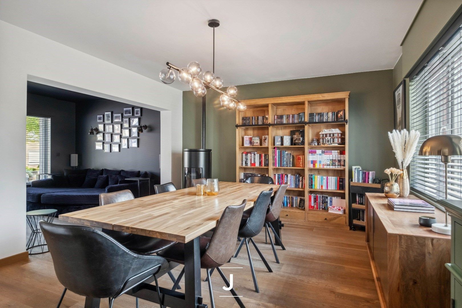 Instapklare gezinswoning met vier slaapkamers, zonnige tuin, grote garage en tal van extra’s – volledig gerenoveerd in 2019 foto {{pictureIndex}}