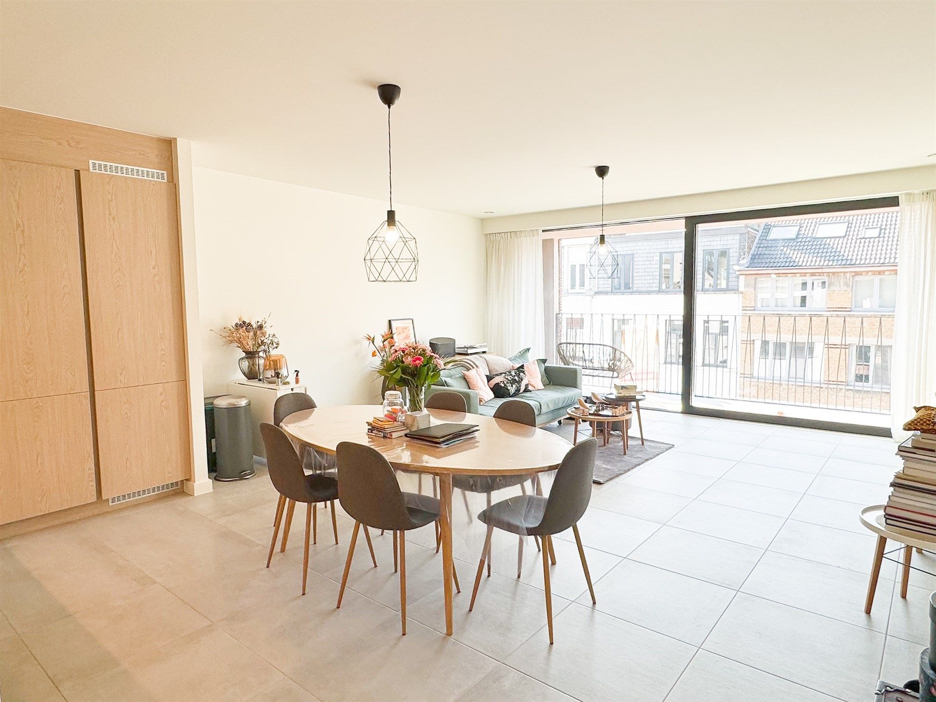 Lichtrijk nieuwbouw appartement met terras en garageplaats foto {{pictureIndex}}