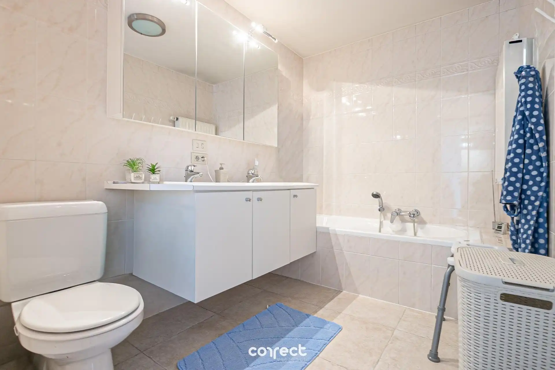 Centraal gelegen appartement met zicht op de markt van Torhout. foto 9