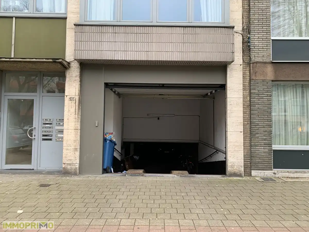 3 autostaanplaatsen foto 2