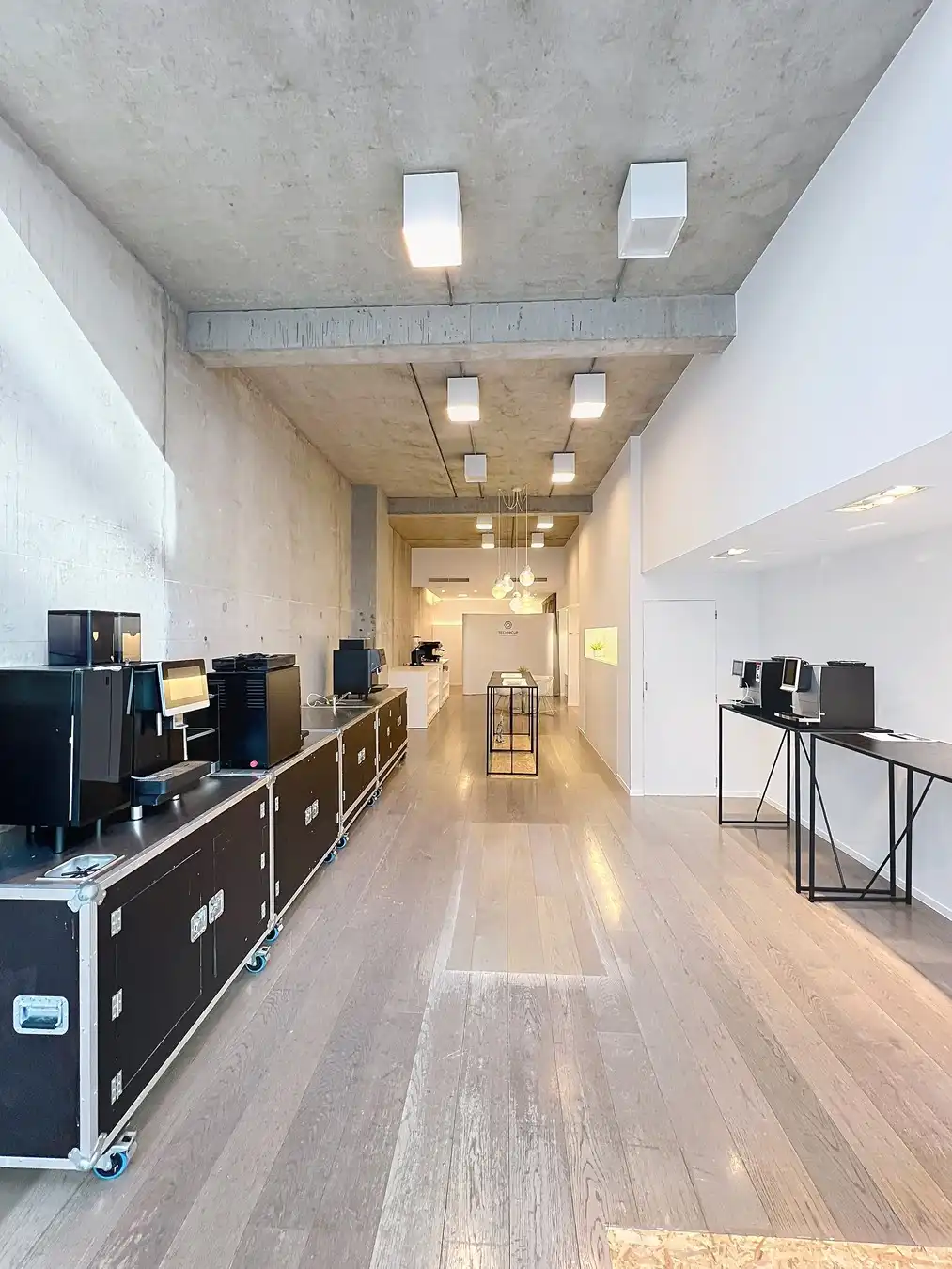 Moderne LICHTRIJKE handelsruimte TE HUUR in de stijlvolle Delaerestraat. foto 4