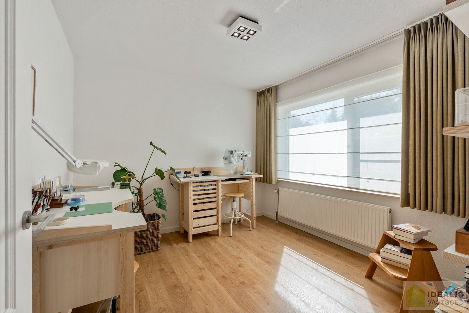 PRACHTIGE VILLA MET SCHITTERENDE ROYALE LEEFRUIMTES, UITGERUSTE KEUKEN, 2 BADKAMERS, 3 SLAAPKAMERS, CARPORT VOOR 2 WAGENS EN KNAP AANGELEGDE TUIN. DEZE KNAPPE VILLA OP EEN RESIDENTIELE LOCATIE BESCHIKT OP DE GELIJKVLOERSE VERDIEPING OVER EEN ROYALE INKOMHAL, RUIME LEEFRUIMTE MET AANSLUITEND EETKAMER EN PRAKTISCH UITGERUSTE LEEFKEUKEN MET EEN BIJKEUKEN/WASPLAATS MET TOEGANG TOT TERRAS, BADKAMER EN 2 SLAAPKAMERS; OP DE VERDIEPING BESCHIKT DE WONING OVER EEN PRACHTIGE MASTERBEDROOM MET AANSLUITEND EEN LUXUEUZE BADKAMER. EEN ‘MUST SEE’ VOOR KOPERS OP ZOEK IN HET MOOIE SEGMENT! foto 7