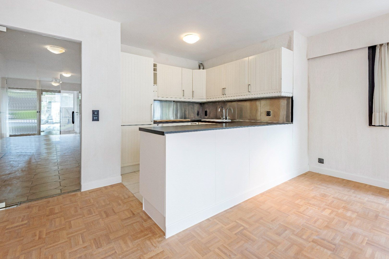 Ongemeubeld hoekappartement met veel licht en mooie terrassen vlakbij het Albertplein in het Zoute.  foto 6