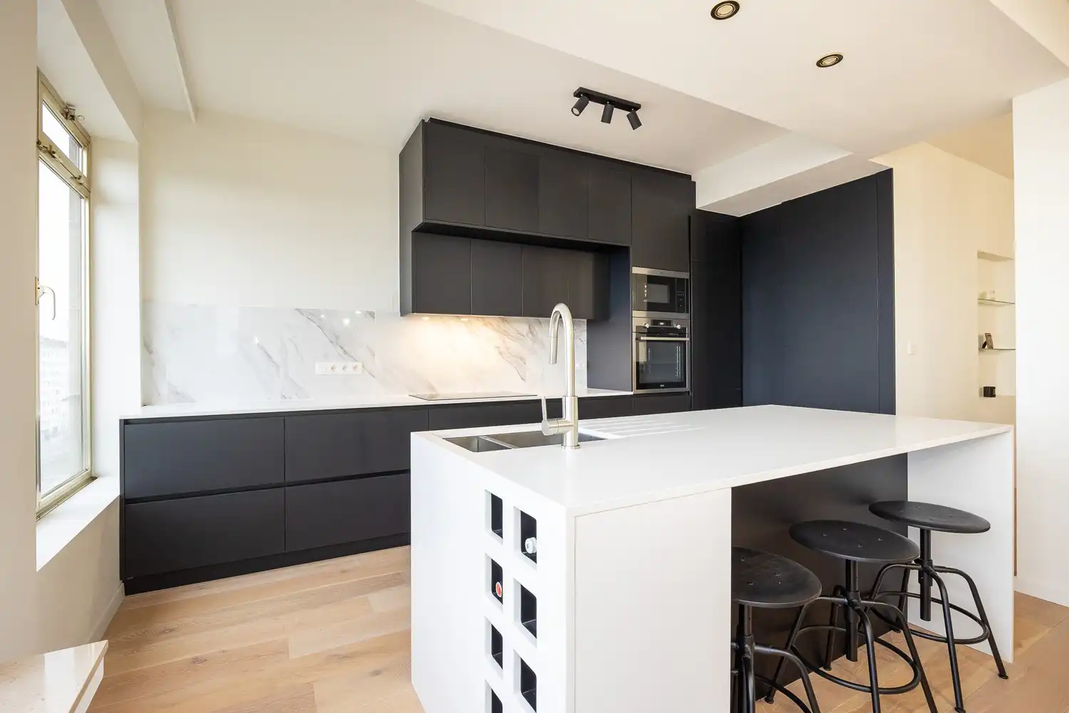 Stijlvol 2-slp app met terras en panoramisch uitzicht over Antwerpen foto 8