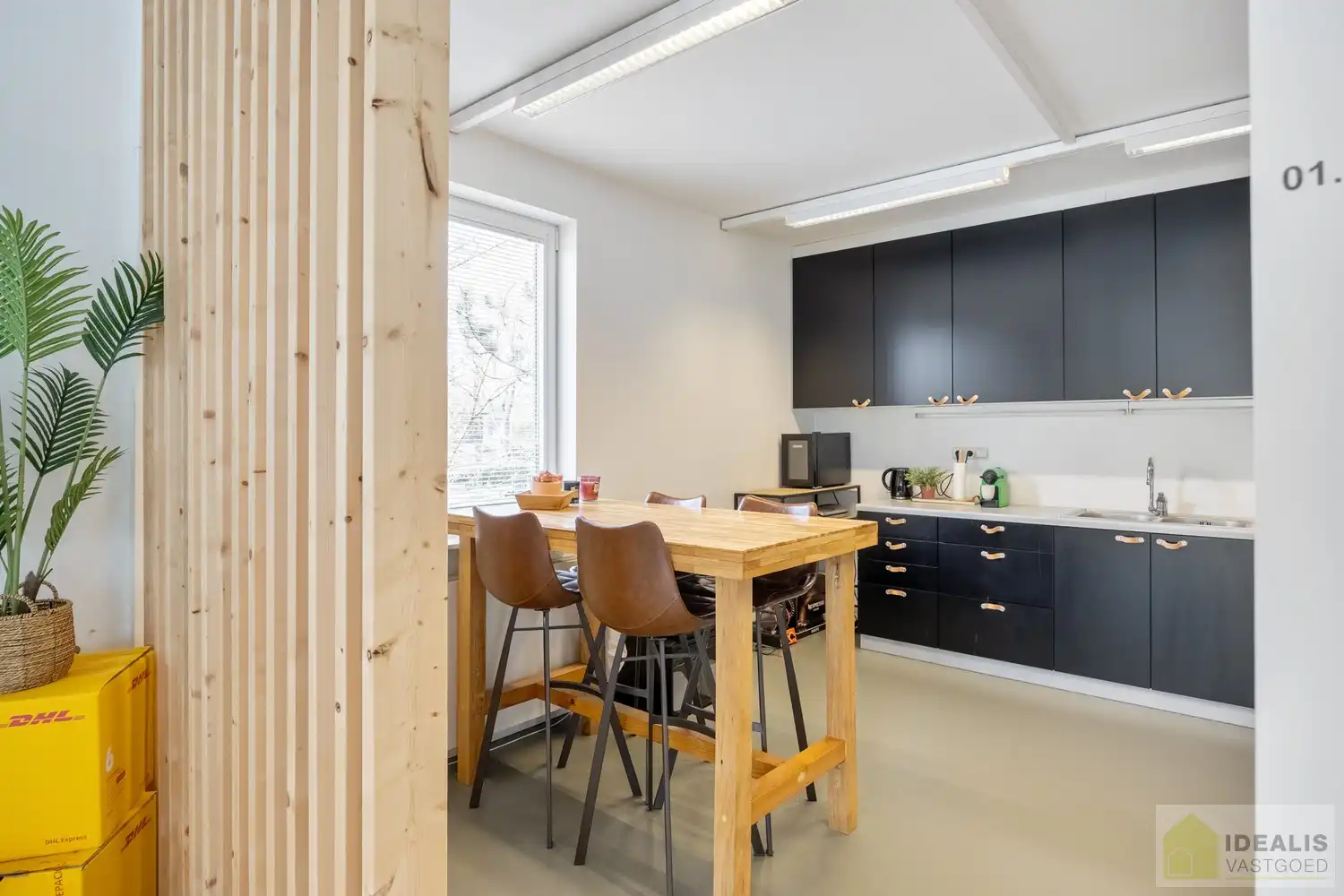 STATIG, STRAK EN UITERST RUIM COMPLEX MET HOOGSTAANDE AFWERKING EN OOG VOOR DETAIL. MOMENTEEL VOORZIEN VAN 3 SLAAPKAMERS, RIANTE LEEFRUIMTES ÉN UNIEKE LANDSCAPE KANTOORRUIMTES OP RESIDENTIËLE DOCH GUNSTIGE LOCATIE!! Dit exclusieve complex omvat maar liefst +-400m² netto bewoonbare oppervlakte! Kenmerkend aan dit statige pand is de unieke voorgevel die bezet is met keramische kunst van Pieter Stockmans. Gelegen op een residentiële locatie in een rustige woonstraat doch op enkele minuten van het centrum van Genk! foto 47
