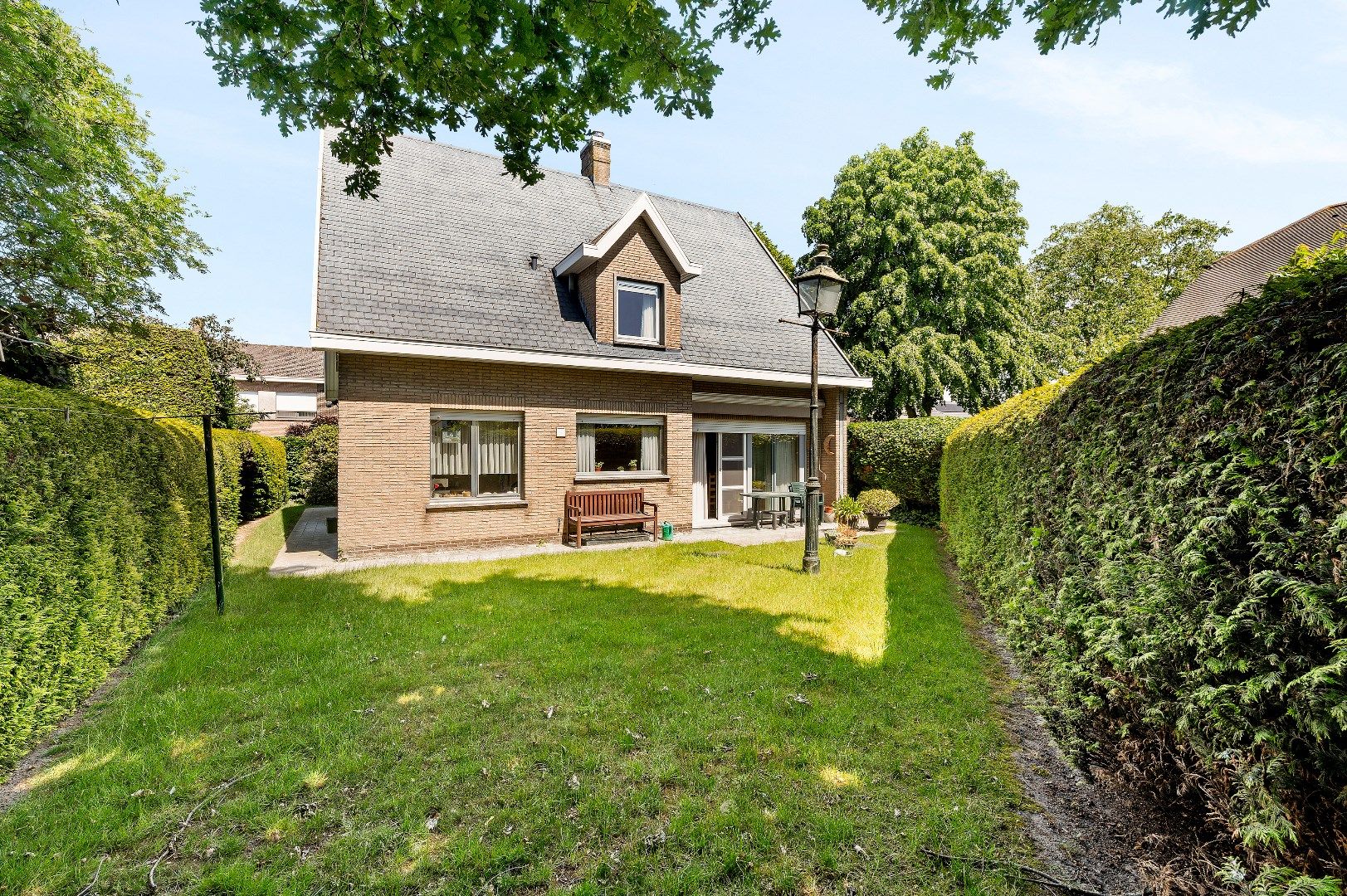 Villa met 3 ruime slaapkamers, garage en tuin in het centrum. foto 19