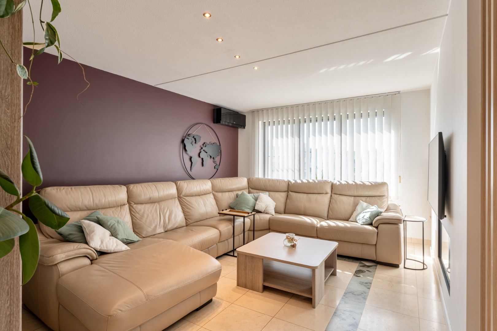 Zeer ruime, goed afgewerkte woning met diverse mogelijkheden nabij het centrum van Maaseik! foto 12