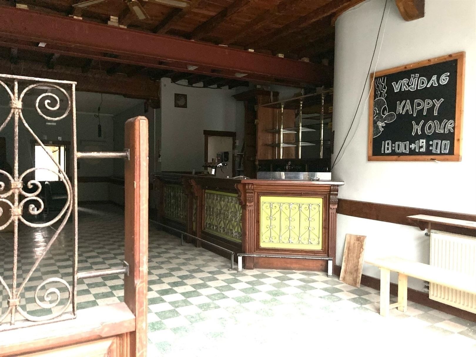 Polyvalent handelshuis met bovenwoonst aparte ingang en in 2 straten uitkomend. foto 14