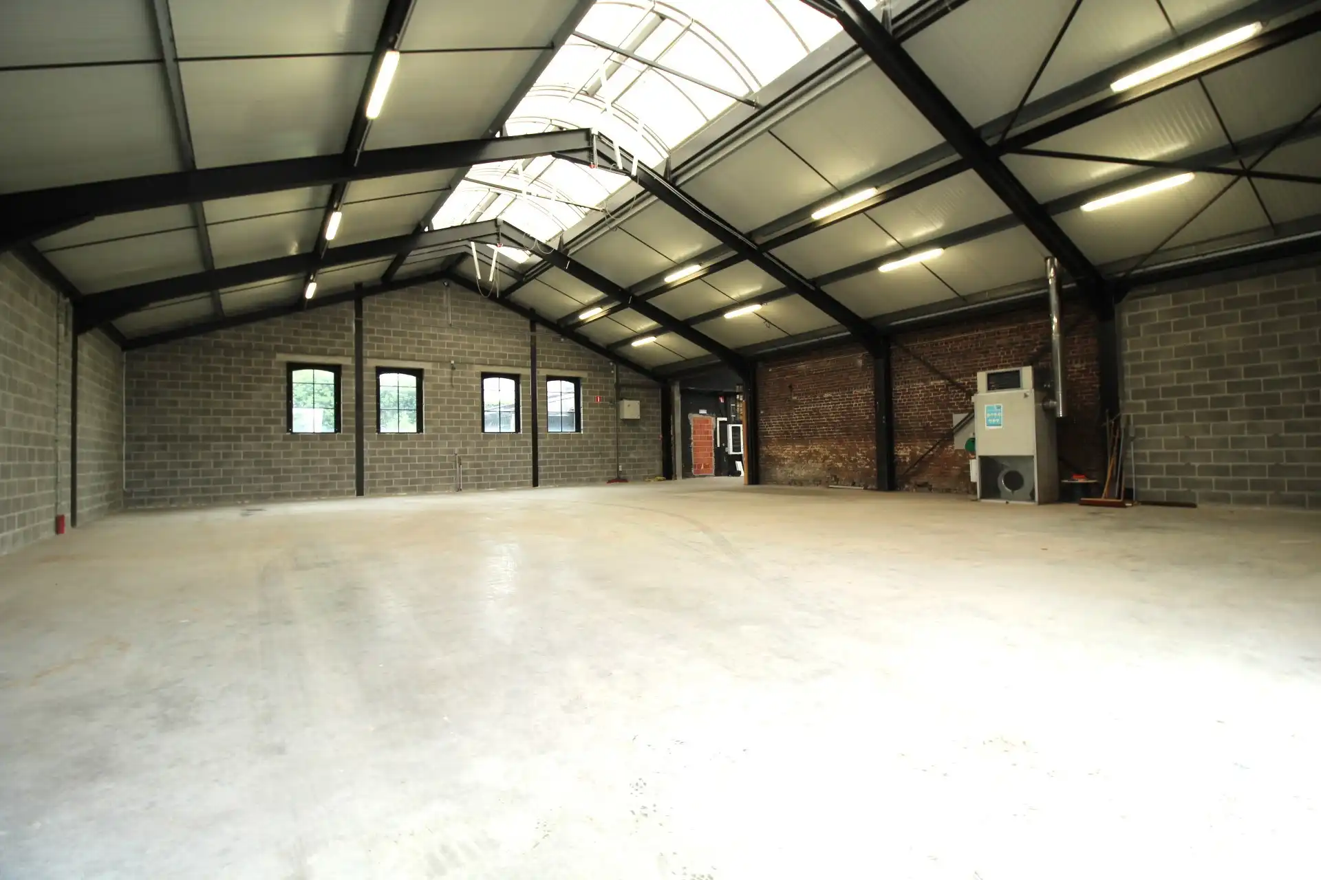 Magazijn te huur in Zwevegem foto {{pictureIndex}}