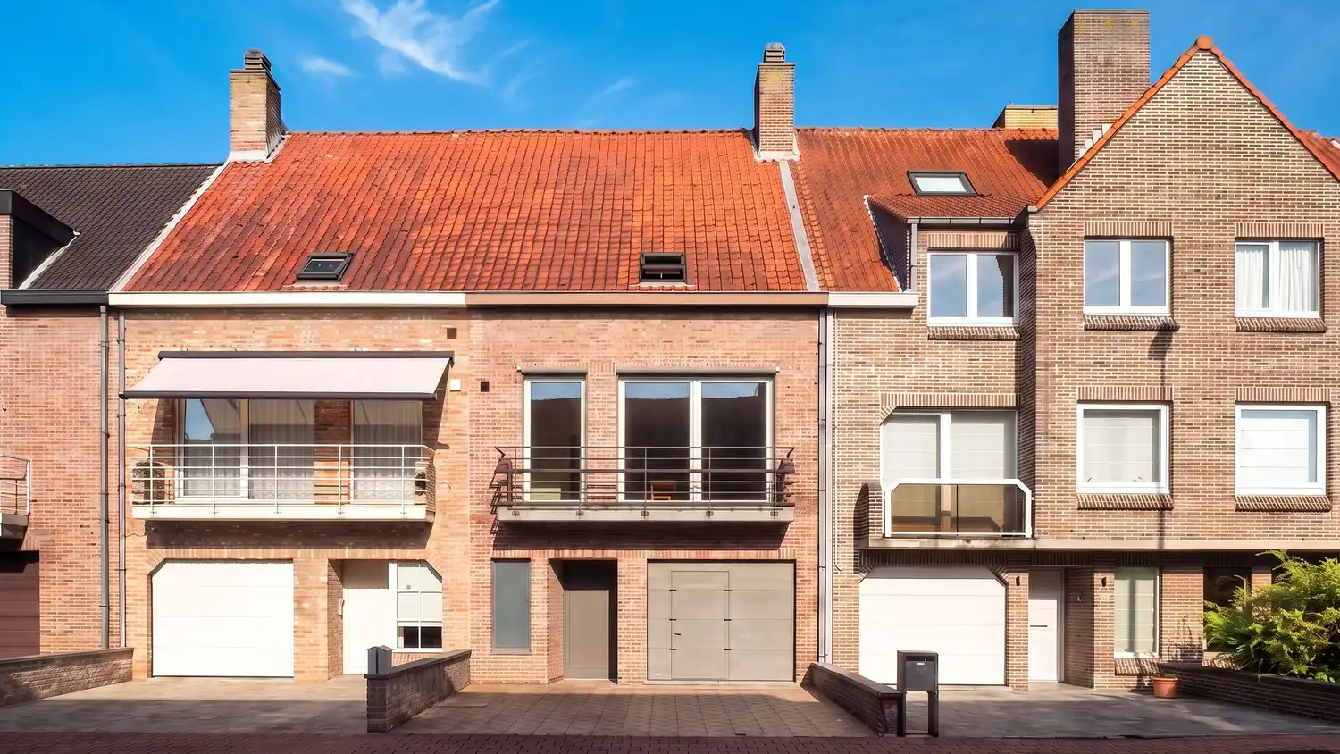Rustig gelegen bel-etage woning met heel grote garage, oprit en zonnige koer in het centrum van Heist foto {{pictureIndex}}
