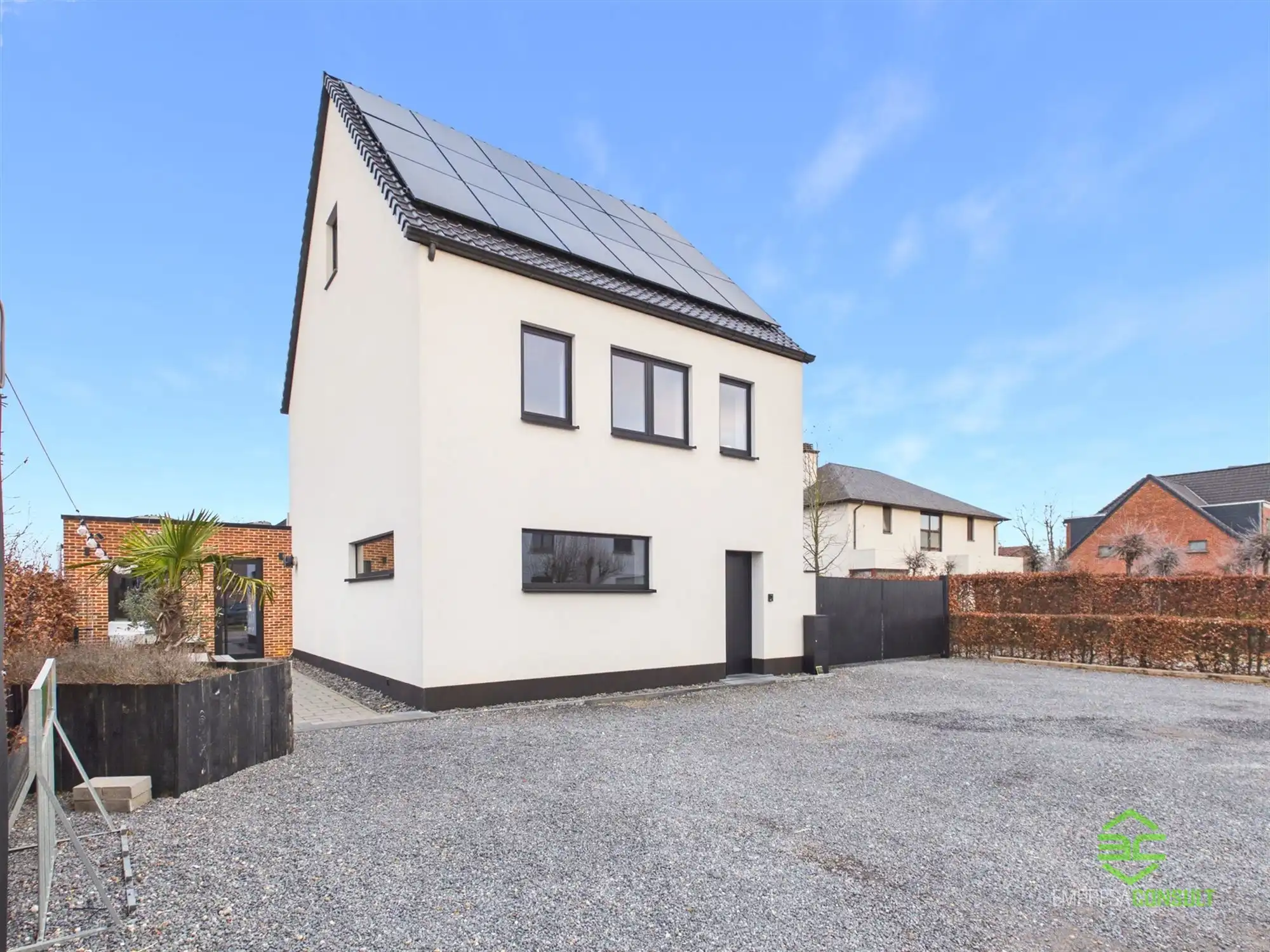 Instapklare gerenoveerde woning met zwembad op 22a 82ca! foto {{pictureIndex}}