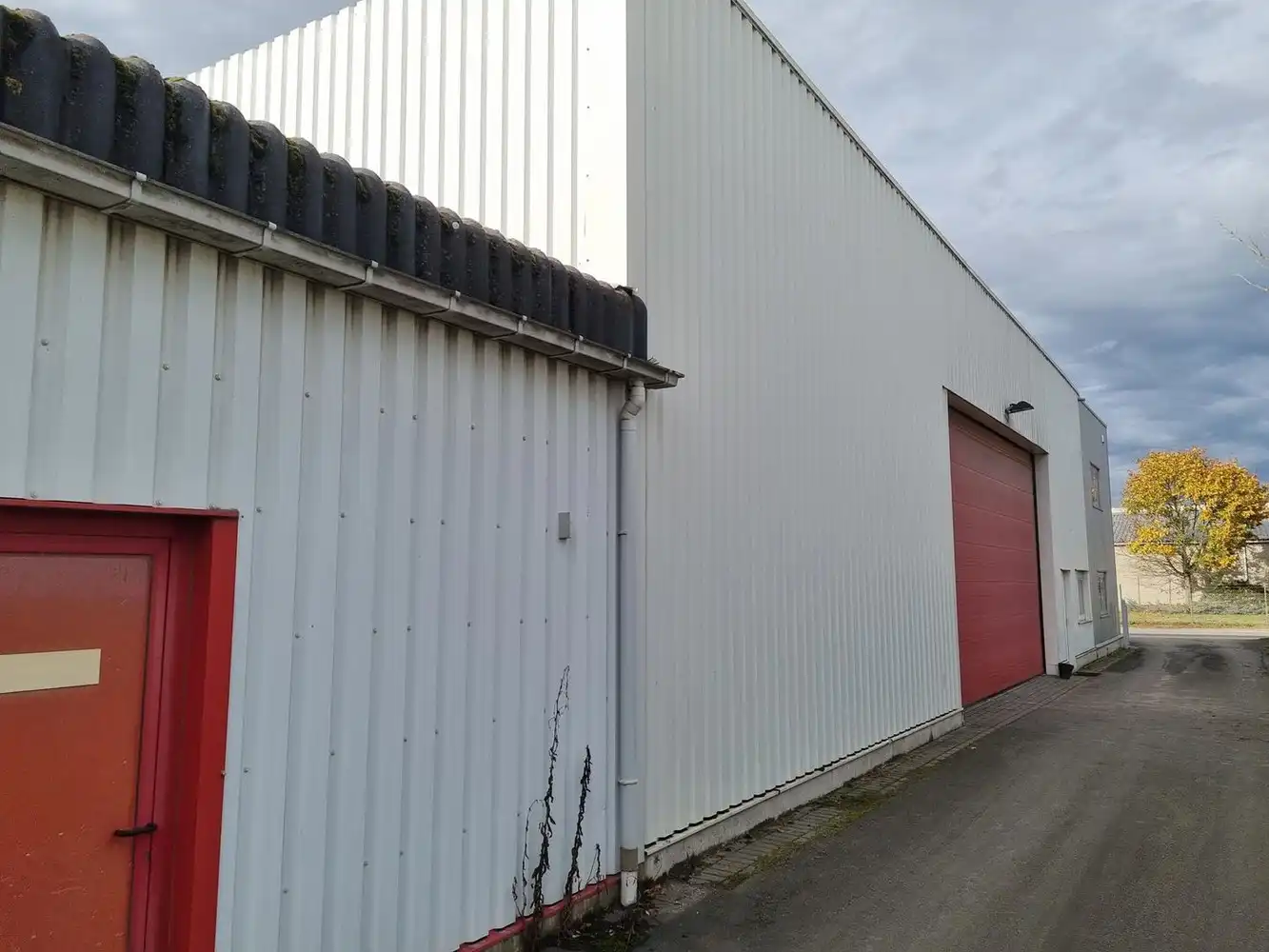 Bedrijfshal met kantoor foto 17