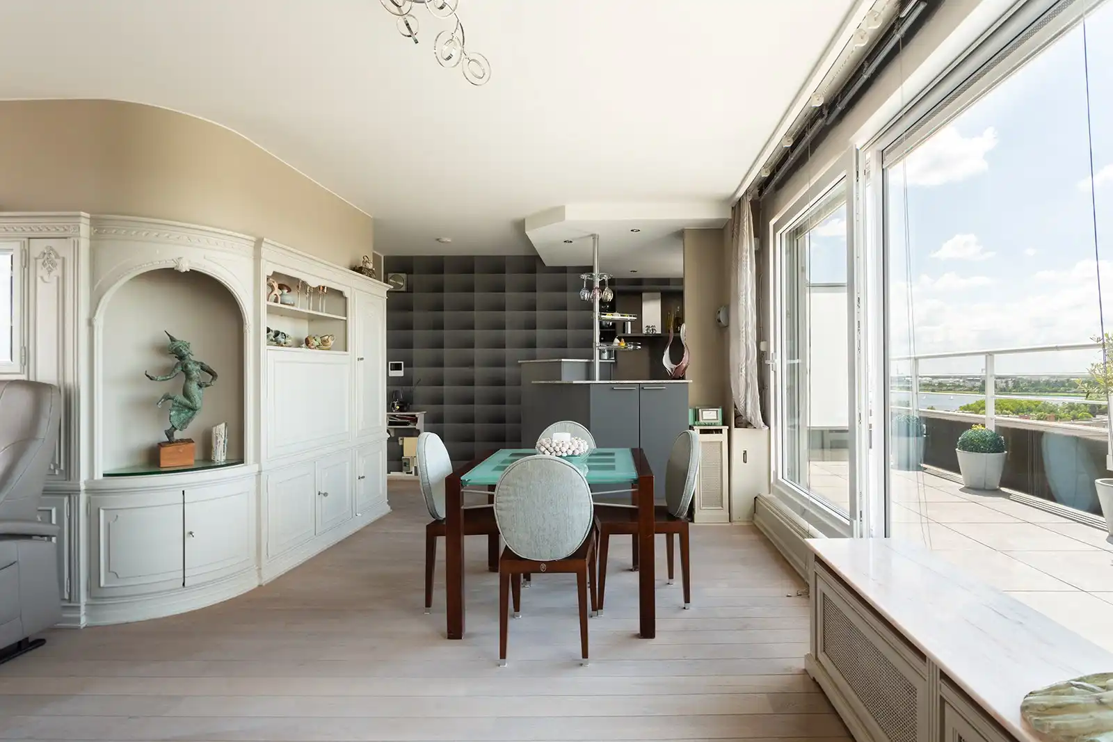 Exclusief penthouse met panoramisch uitzicht op de 12de verdieping foto 8