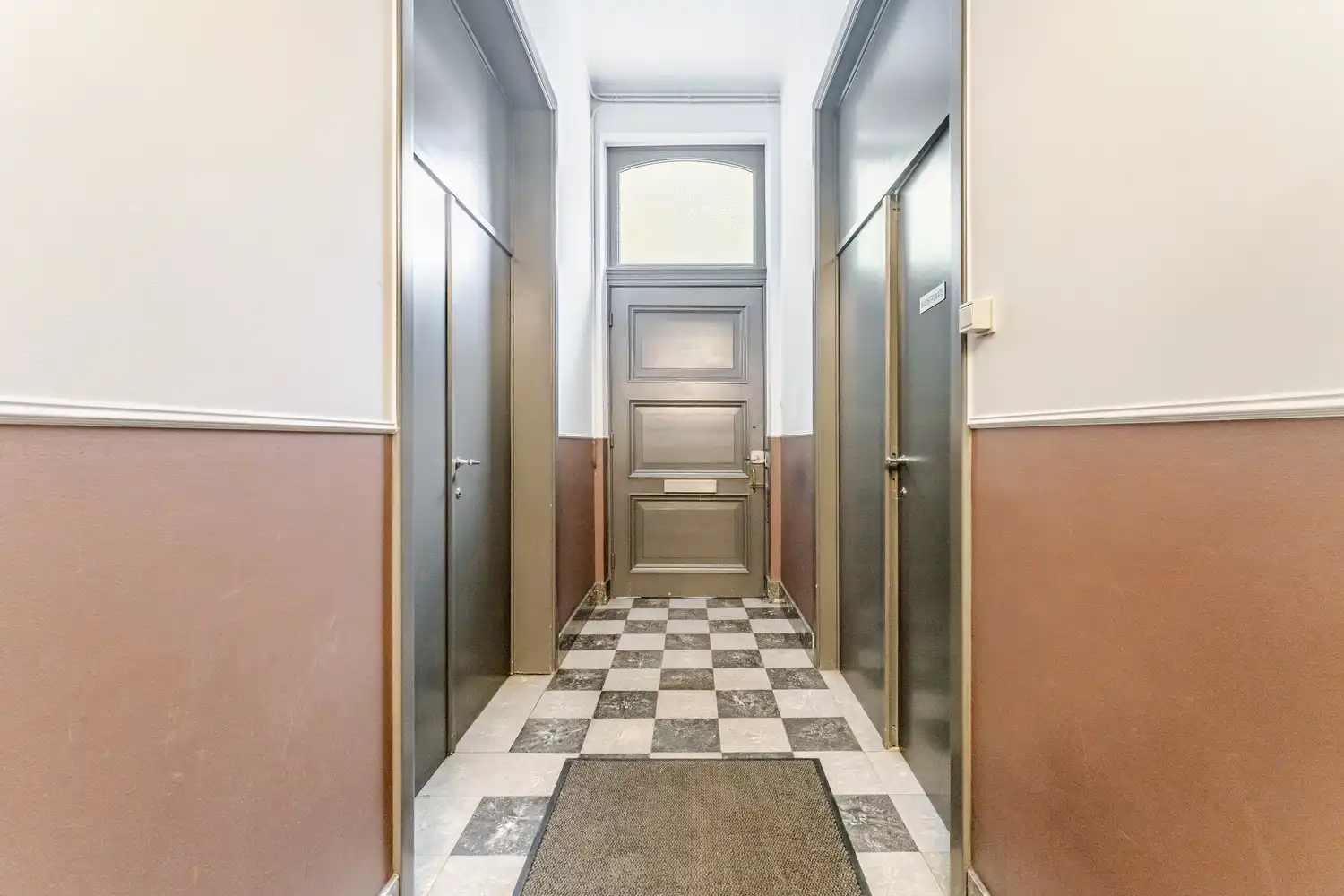 Karaktervol herenhuis uit 1874 op unieke historische locatie in Kortrijk foto 3