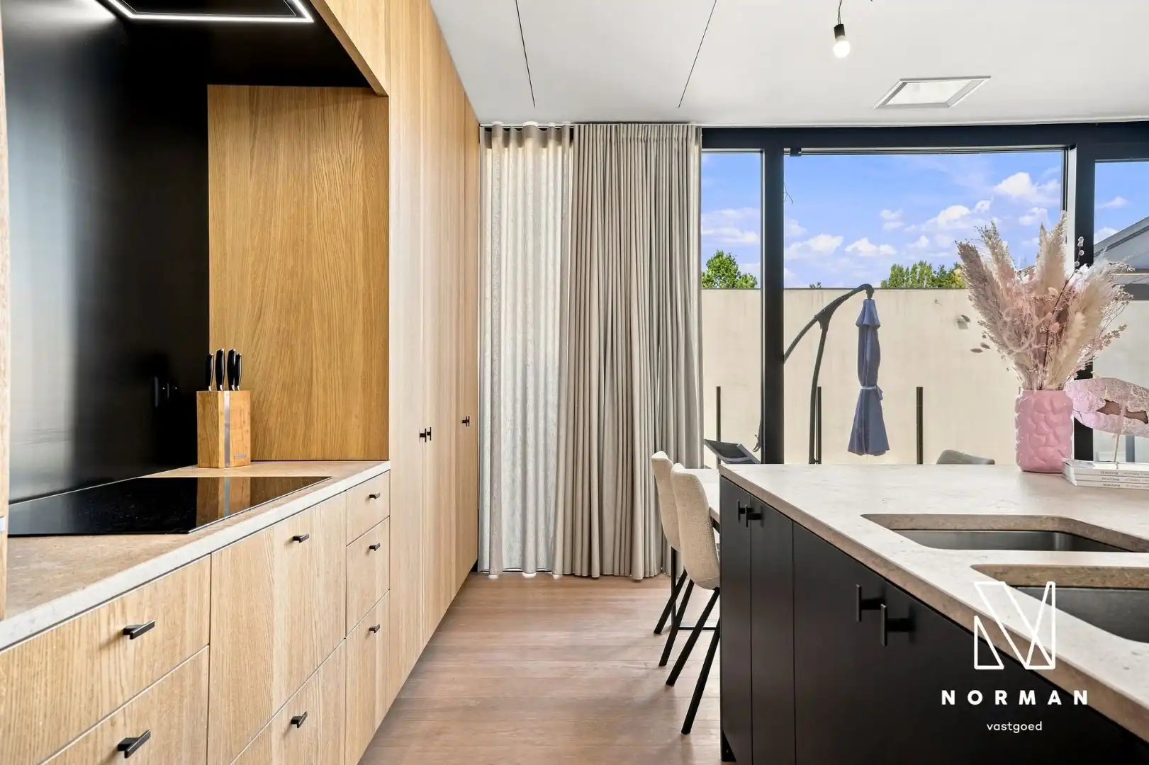 Bedrijfswoning op 1186 m² met luxueuze woonst. foto 18