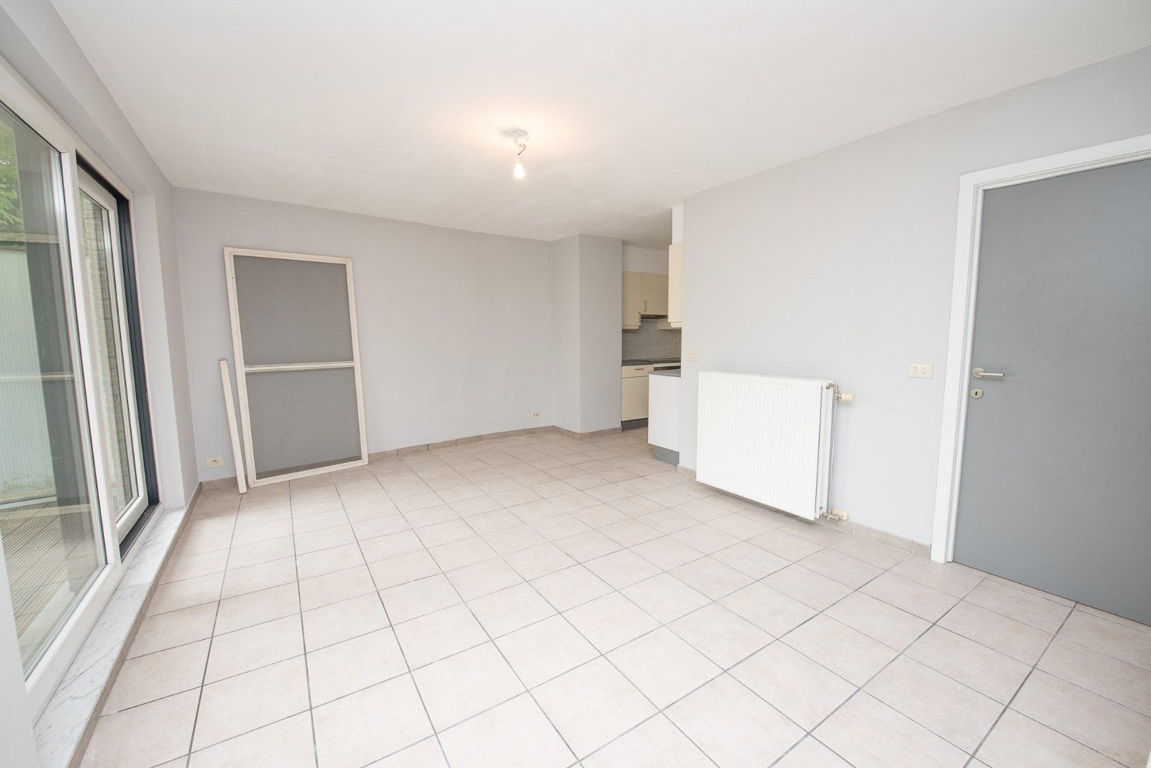 Ruim lichtrijk appartement met 2 slaapkamers en garage te Olsene. foto 3