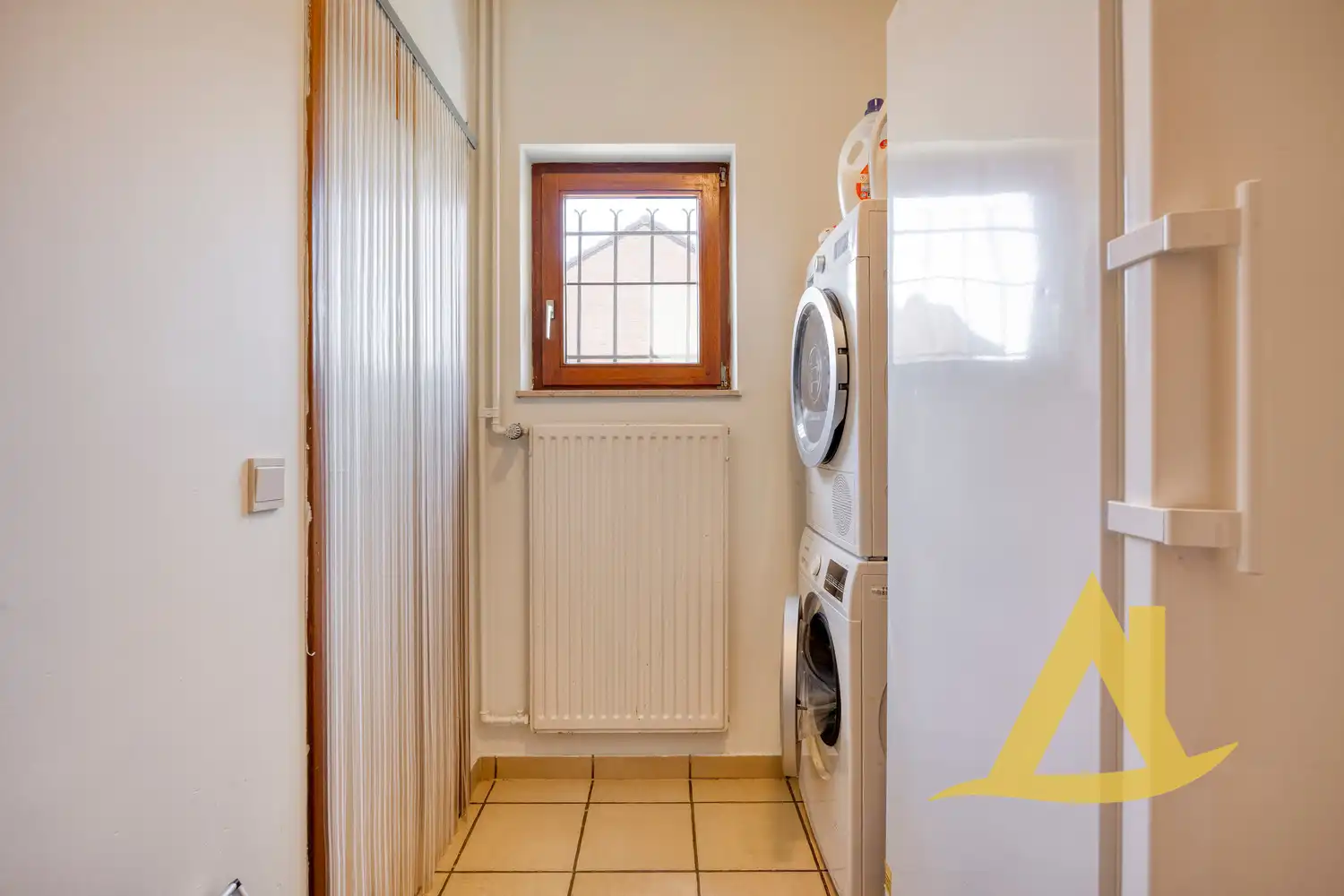 RUSTIG GELEGEN, INSTAPKLARE WONING MET TUIN RONDOM EN RUIME OPRIT foto 15
