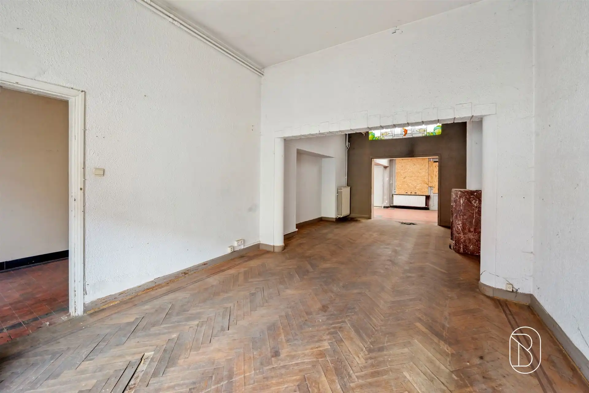 Te renoveren woning met veel potentieel!  foto 3