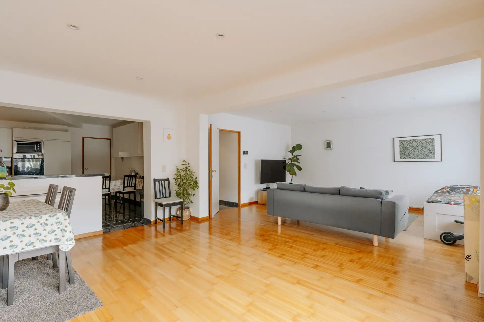 Zeer ruim 2-slaapkamerappartement in het centrum van Wilrijk foto 4