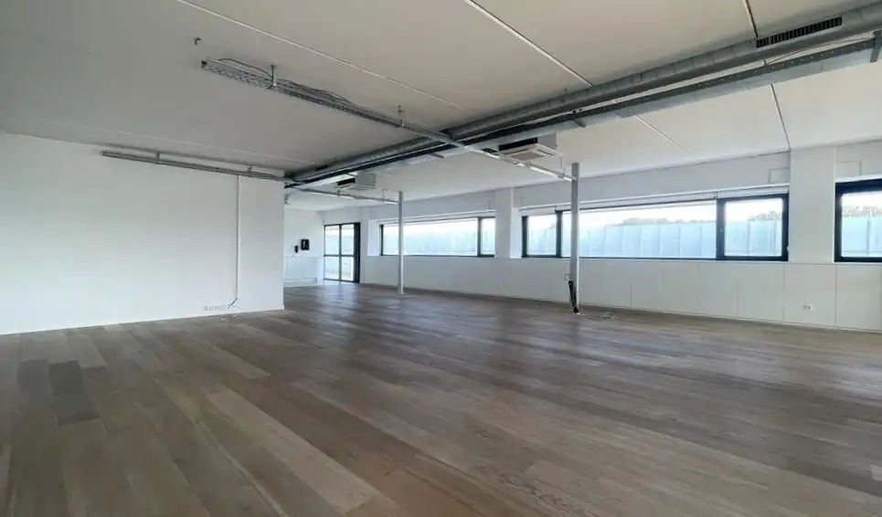 Modern afgewerkte kantoorruimte te huur in Burcht foto 13