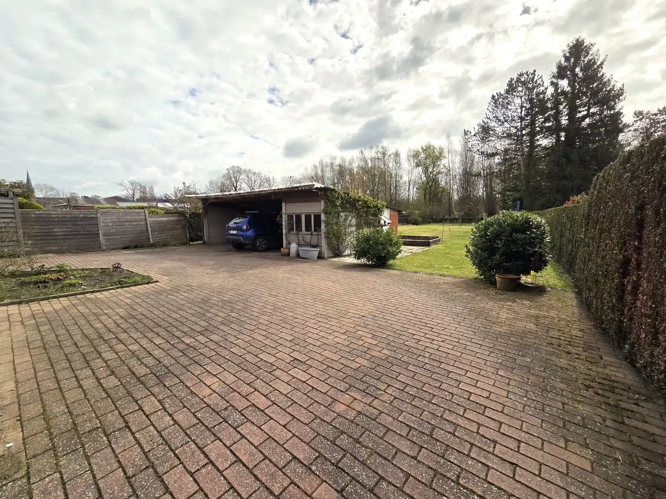 Ruime woning met 3 ruime slaapkamers en bureau, grote zolder en achterliggend weiland foto 18