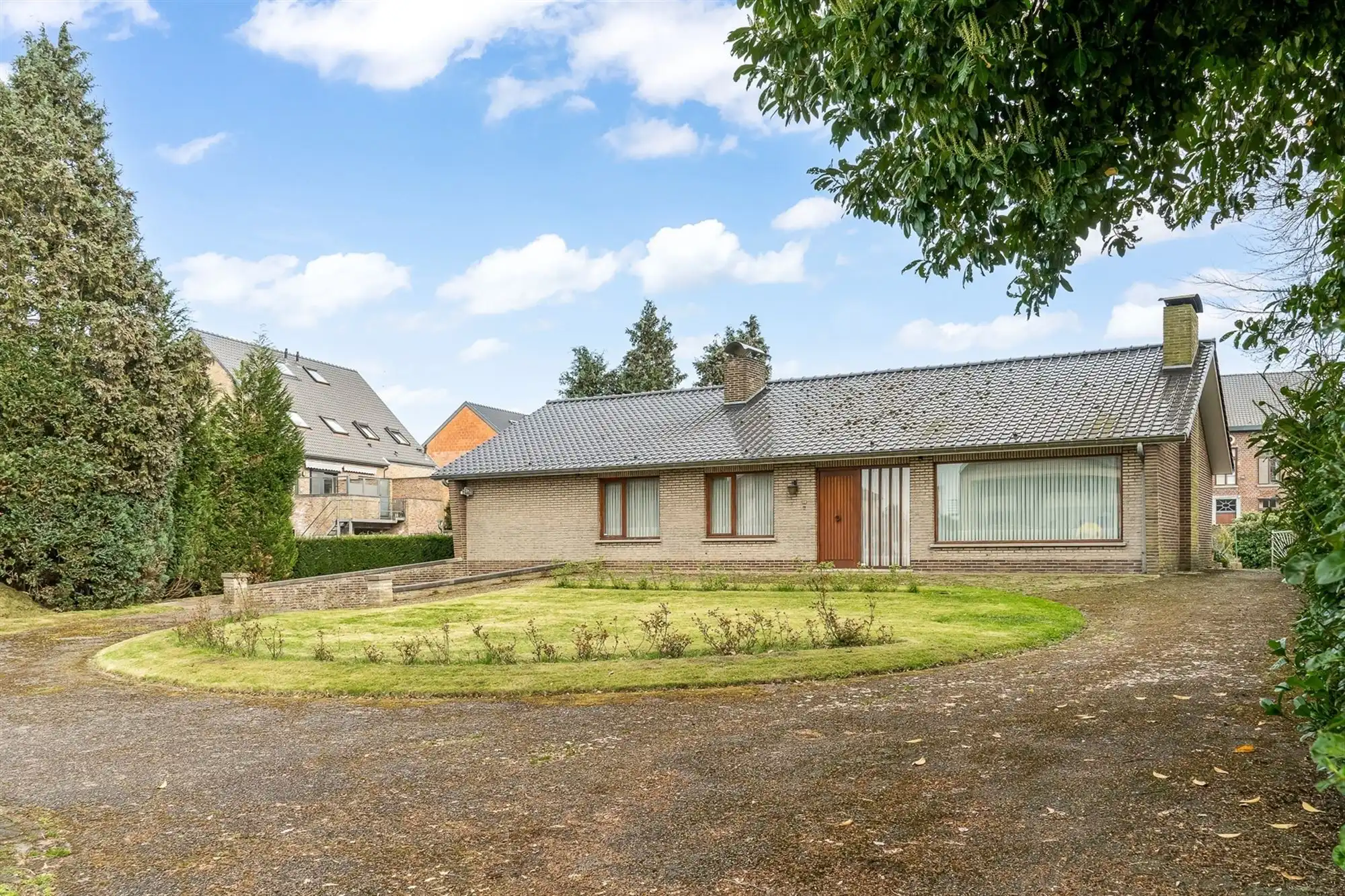 Hoofdfoto van de publicatie: OP TE FRISSEN GELIJKVLOERSE WONING MET 3 SLAAPKAMERS OP EEN RUIM PERCEEL IN HET CENTRUM VAN OOSTHAM