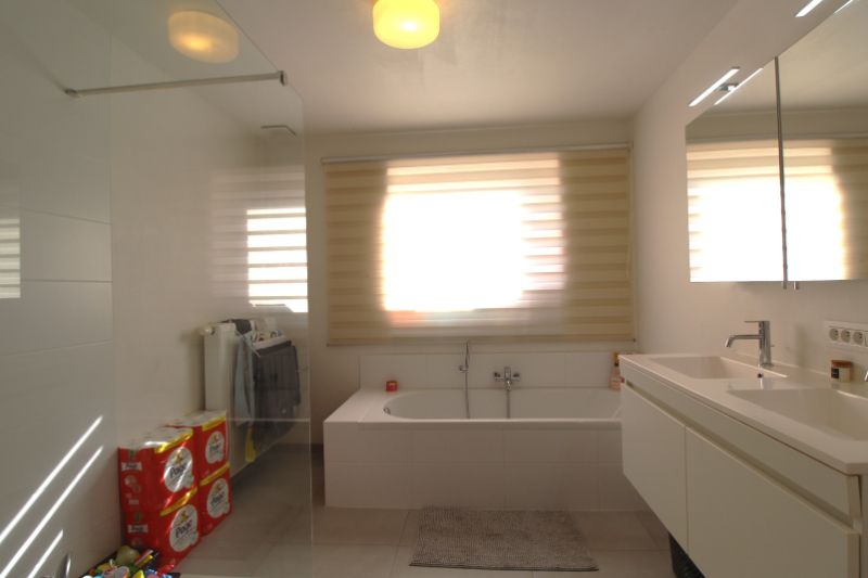 ​​​​​​​Recente halfopen woning in centrum van Heule foto 13