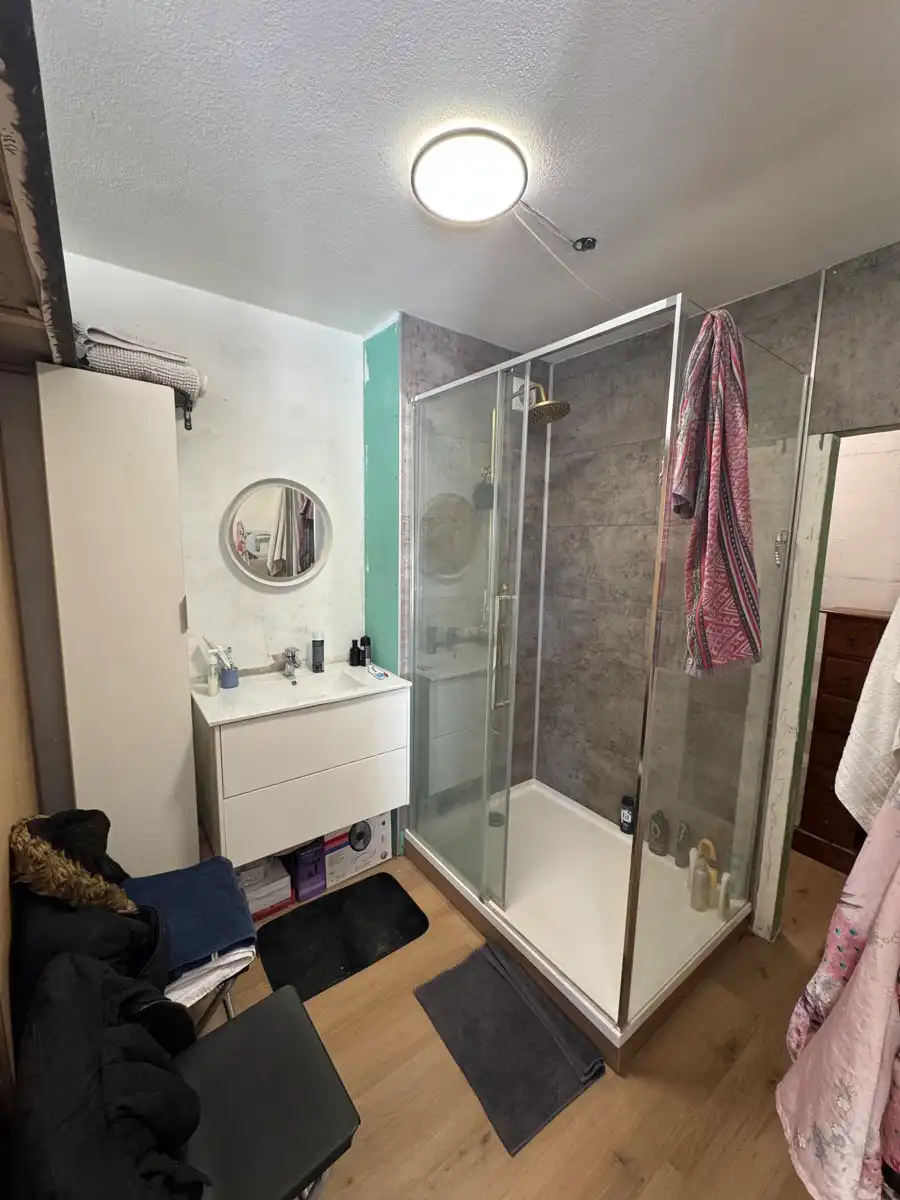 Lichtrijke studio met terras en parking in "Les Venelles" foto 7