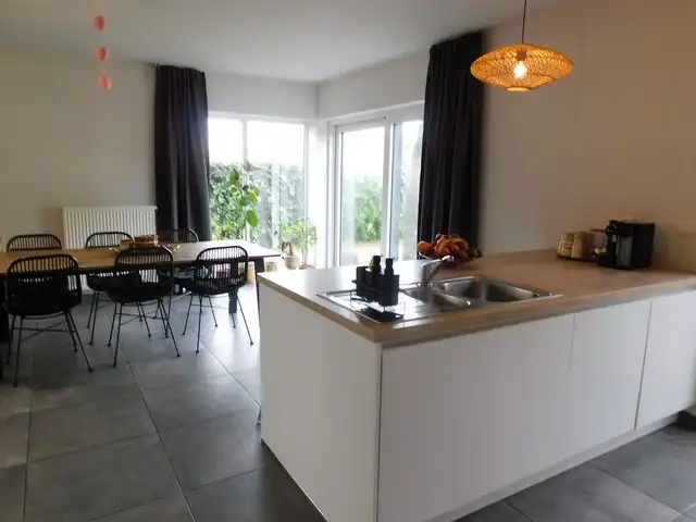 Rustig gelegen gezinswoning met 3 slpks, tuin en carport foto 7