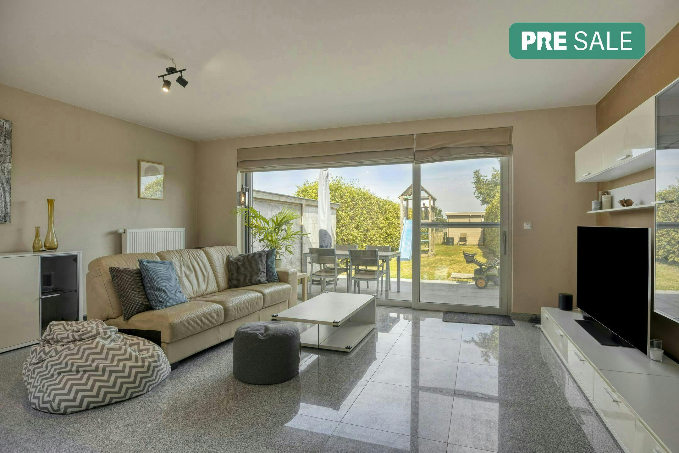 Instapklaar huis met 3 slaapkamers te koop in Aartrijke  foto {{pictureIndex}}