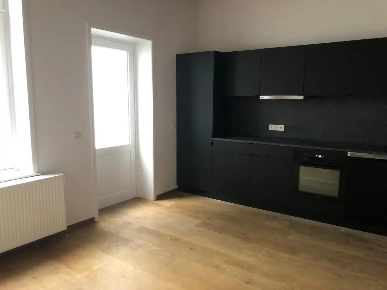 Historisch centrum Brugge.&nbsp; Tussen de Vismarkt en de Coupure.&nbsp; Prachtige, AUTHENTIEK GERENOVEERDE BURGERWONING met 4 SLAAPKAMERS, badkamer met ligbad en douchekamer + STADSPATIO. foto 4
