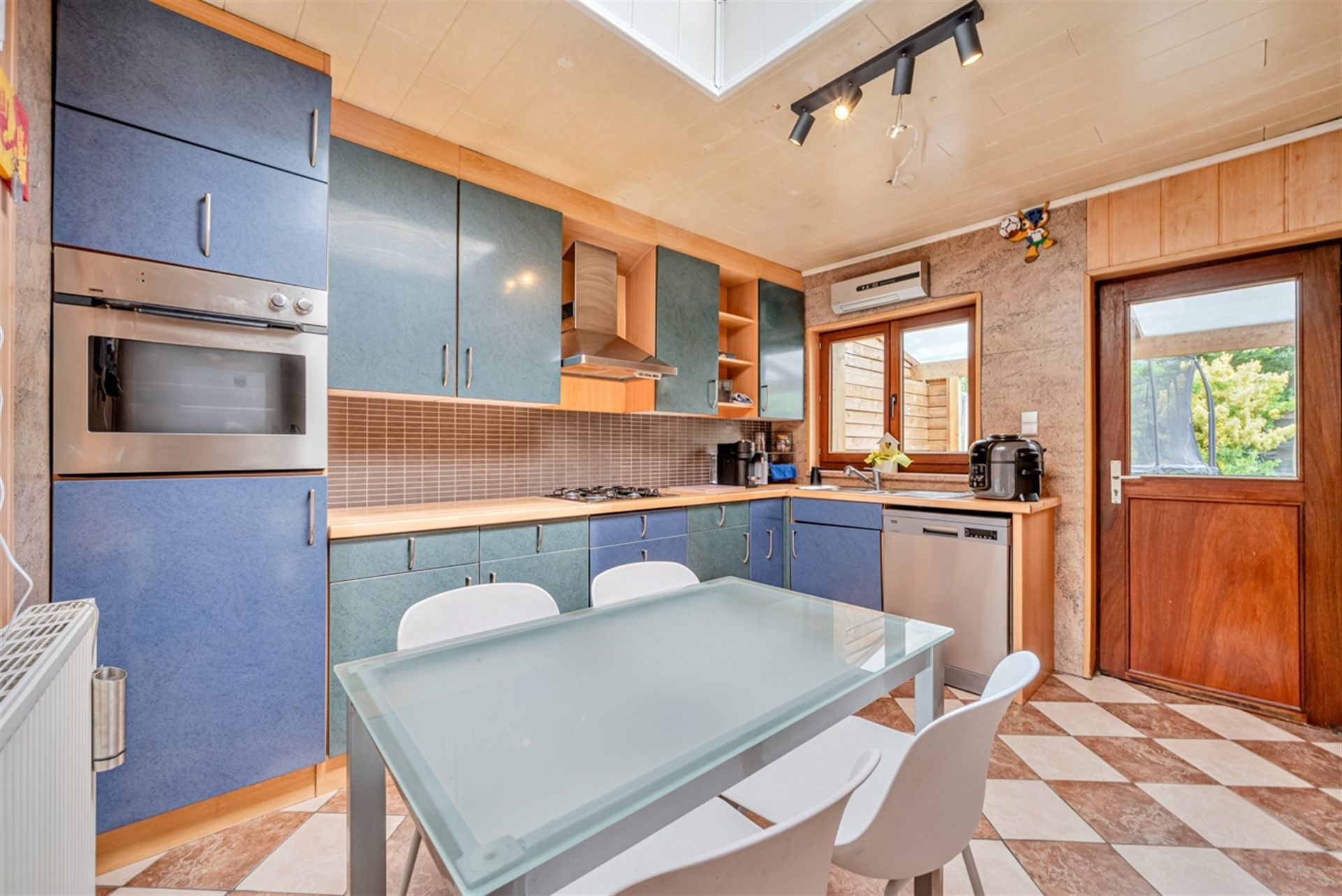 Instapklare rijwoning met 3 ruime slaapkamers, garage en tuin in hartje Aalst foto 5