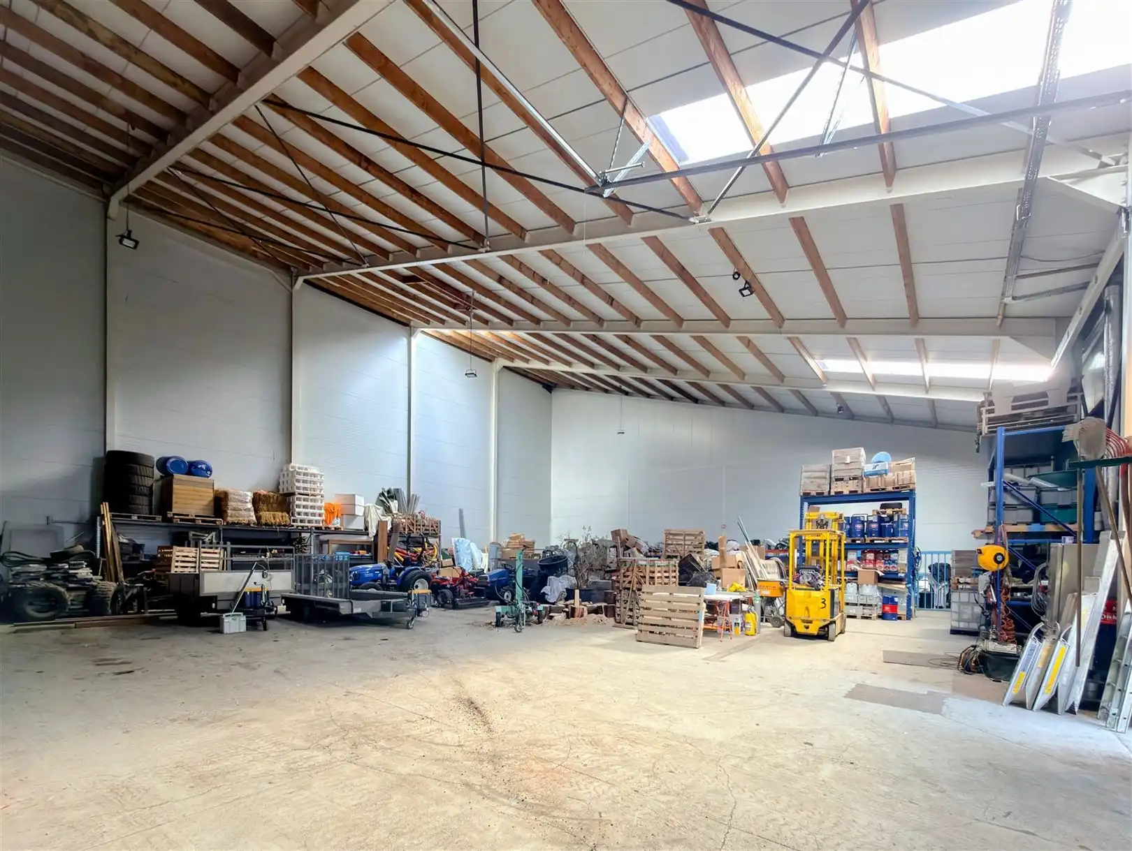 Enorm ruim magazijn met natuurlijke lichtinval! foto 7