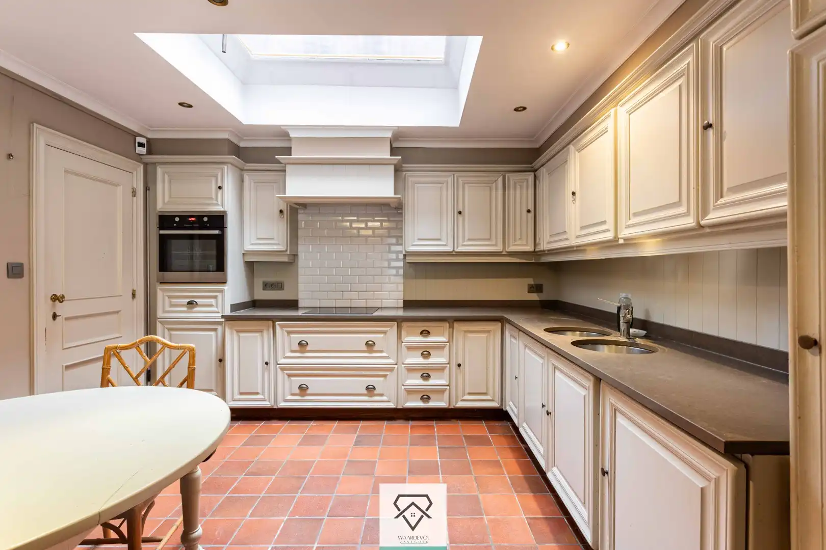 Ruim handelshuis met uitzonderlijk woonvolume en sterke herontwikkelingsmogelijkheden foto 7