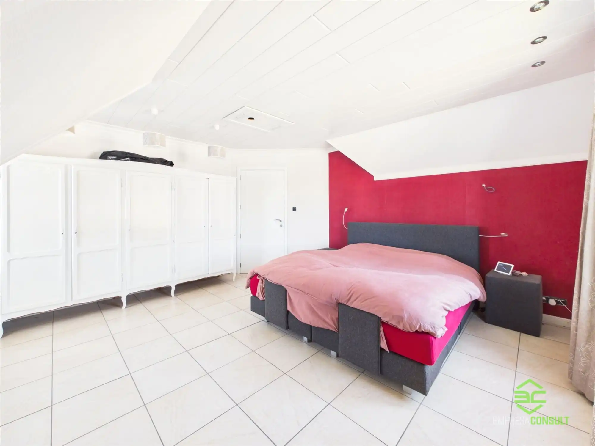 Ruime woning met 4/5 slpk en dubbele garage op 12a 50ca! foto 23