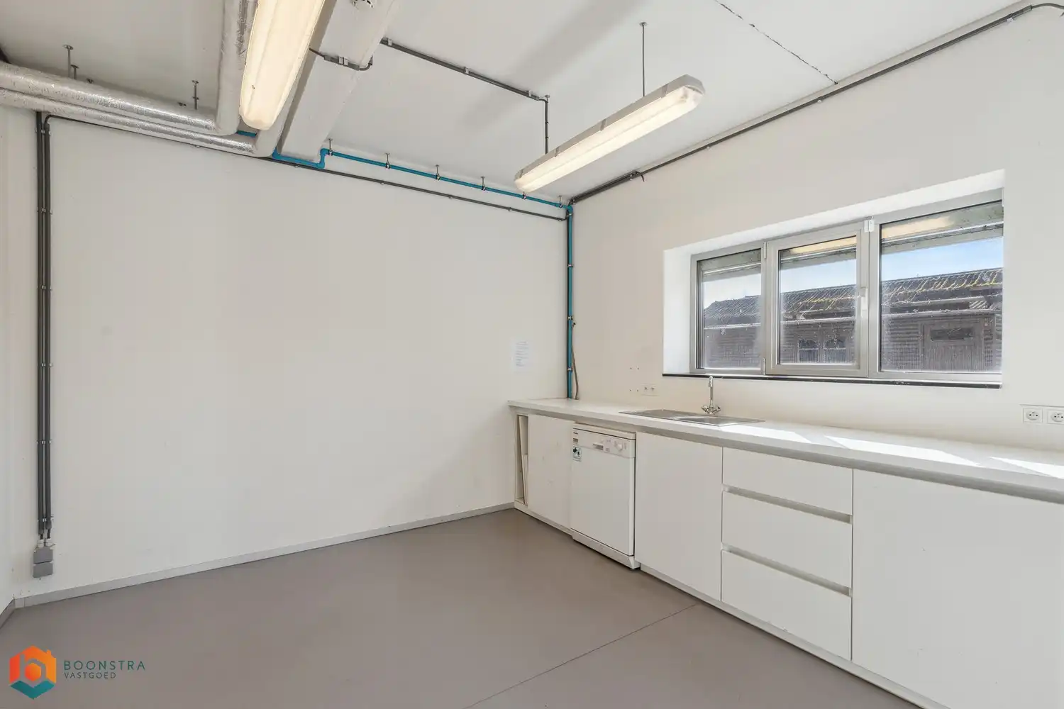 Veelzijdig kantoorgebouw met ruime parking op 2433 m² foto 17