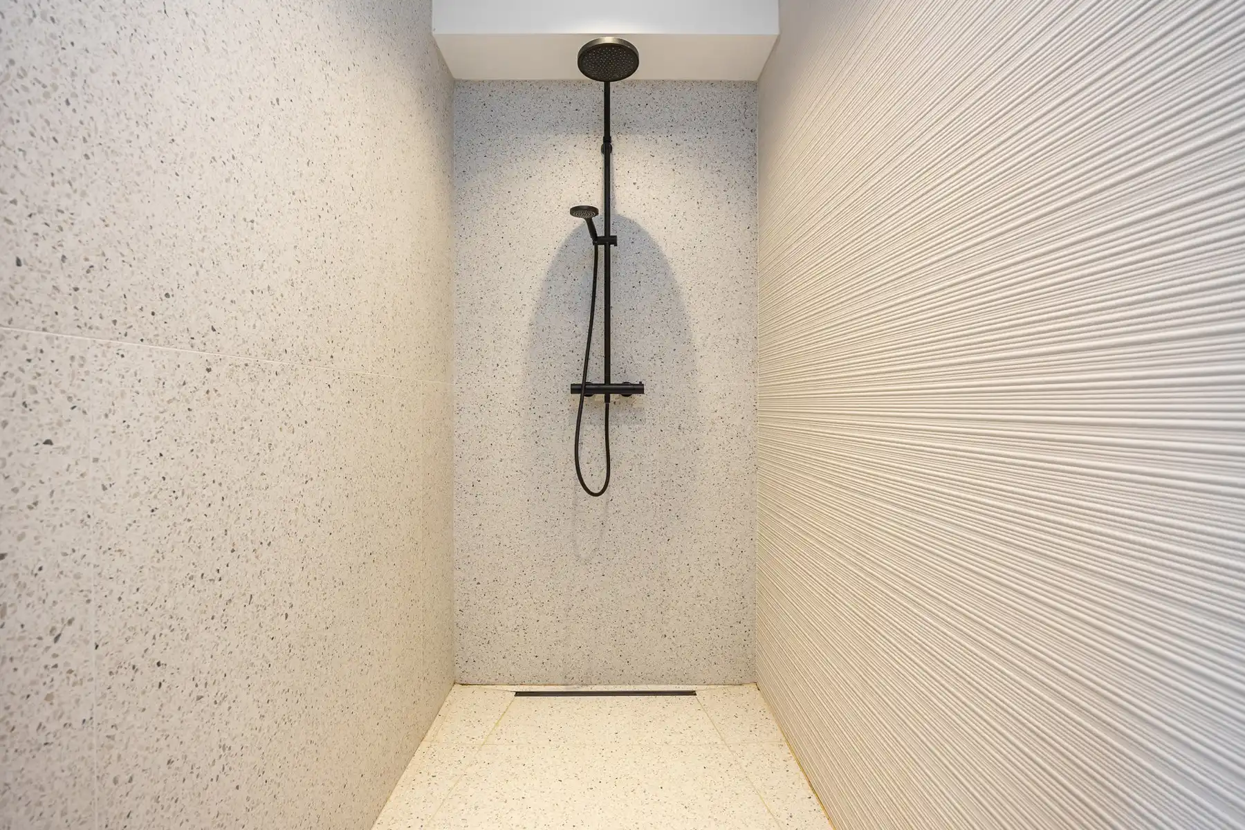 Luxueuze vernieuwbouwvilla met high-end afwerking foto 20