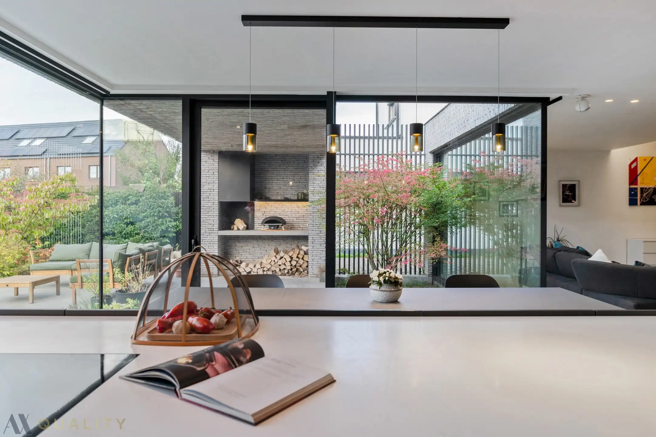 Moderne, energiezuinige woning met 5 slpk., 2 badk., bureel, inpandige garage, oprit, terras en tuin foto 3