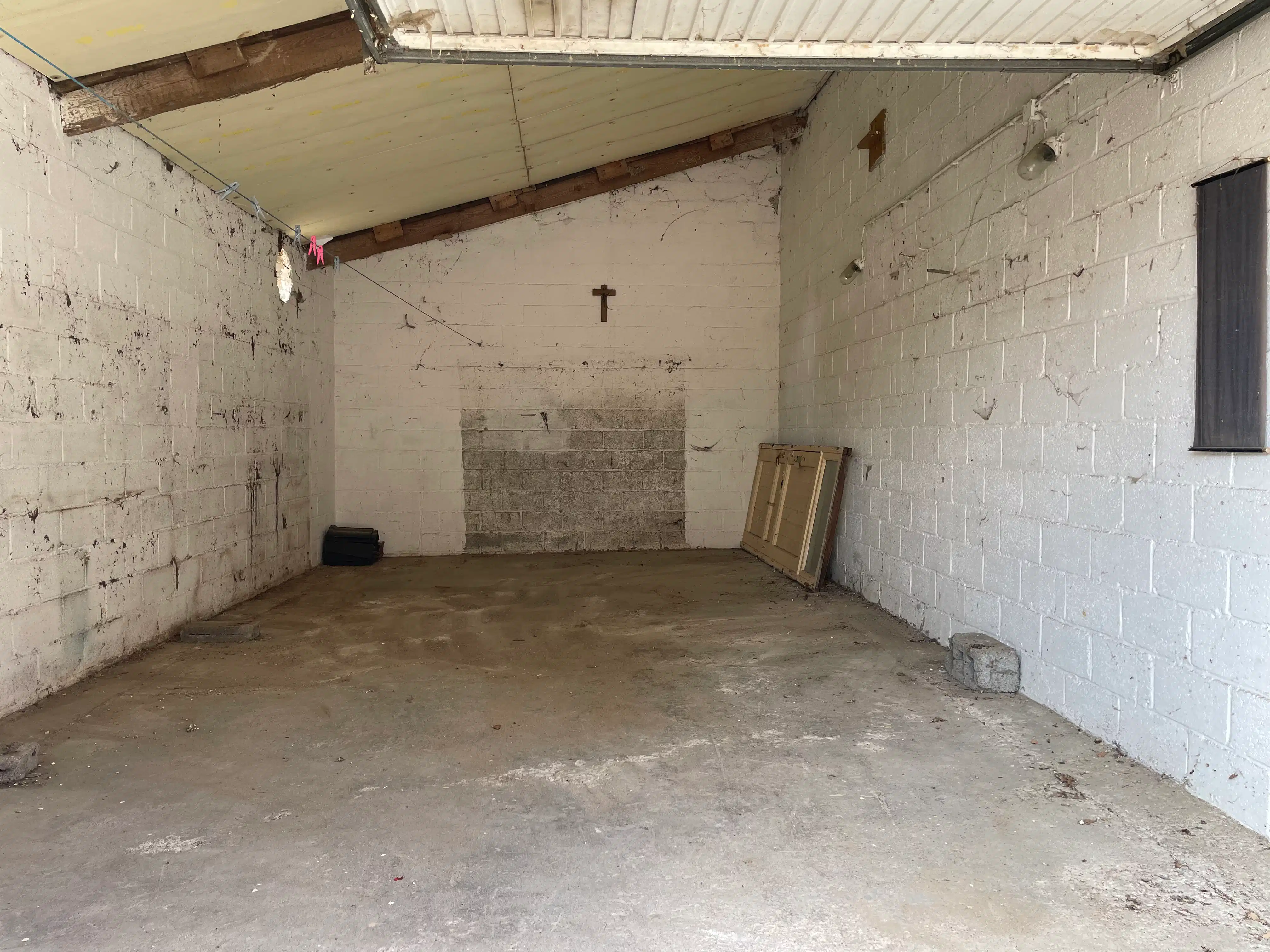 Ruime woning met binnenkoer, stallingen en tuin vlakbij oprit van E40. foto 22