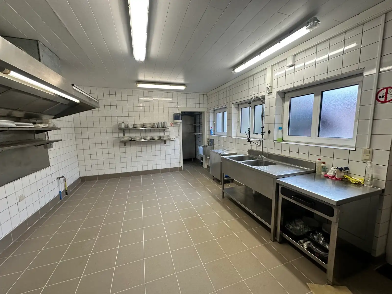 Veelzijdig horecapand met terras en privéparking foto 10