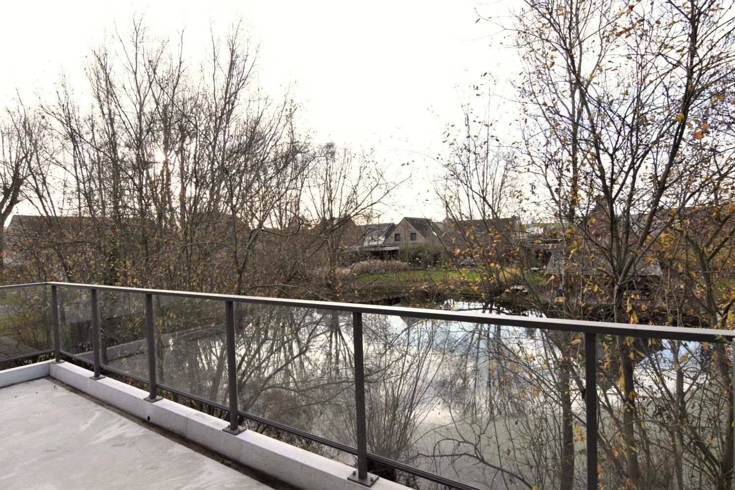 Gloednieuw 2-slpk appartement in moderne woonresidentie met vijverzicht foto 13