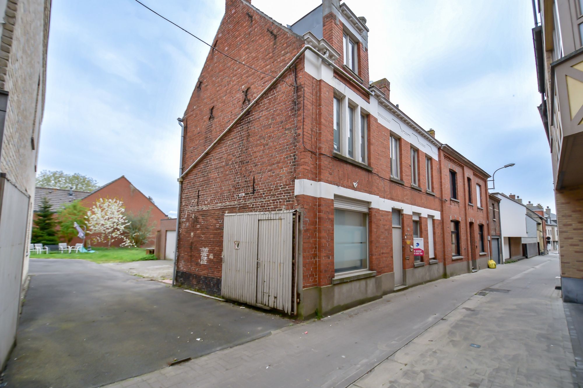 Hoofdfoto van de publicatie: Grote woning met 4 slaapkamers en grote garage in centrum Oedelem.