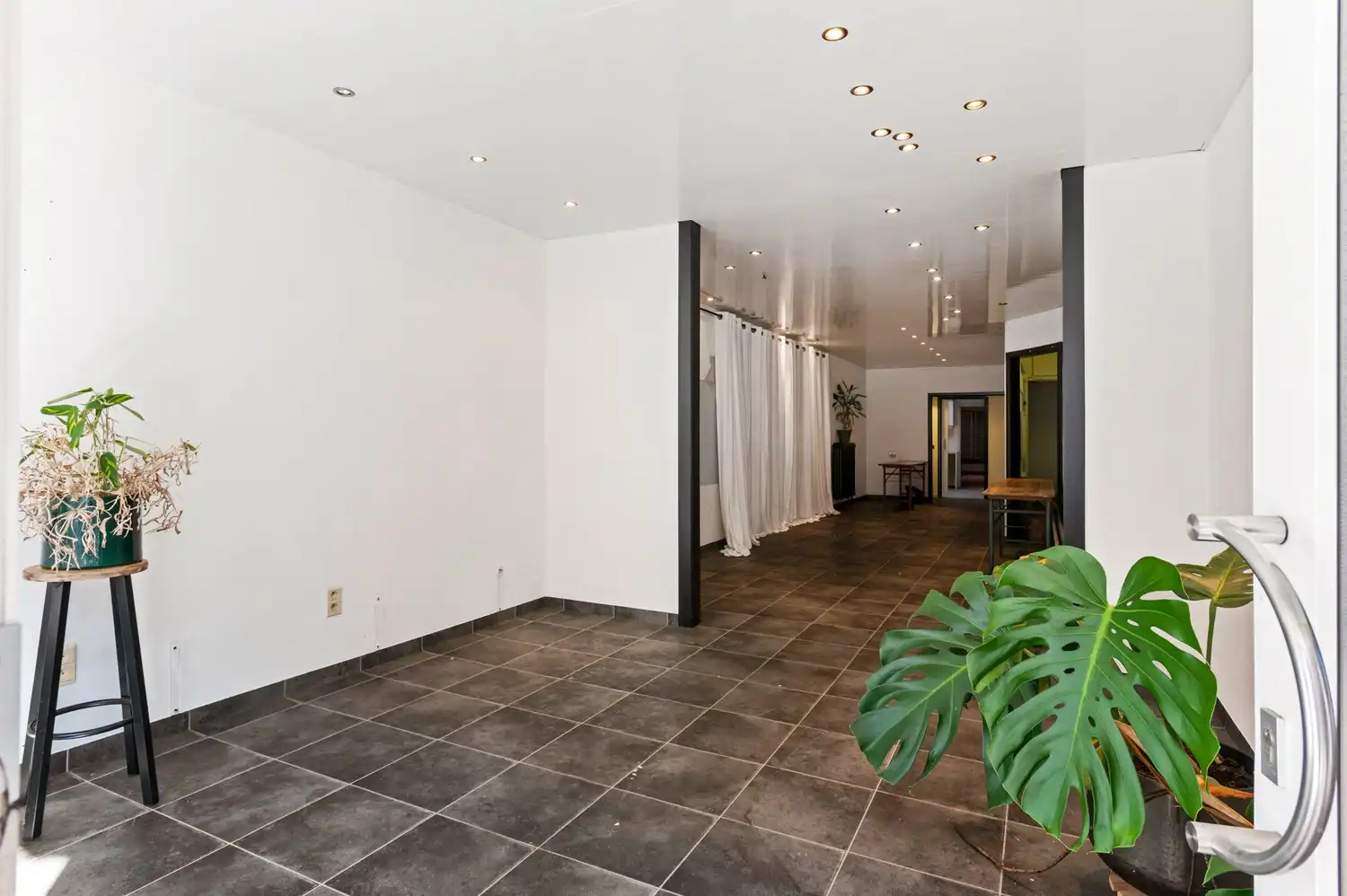 Handelsgelijkvloers met bovenliggend appartement in het centrum van Wommelgem! foto 2