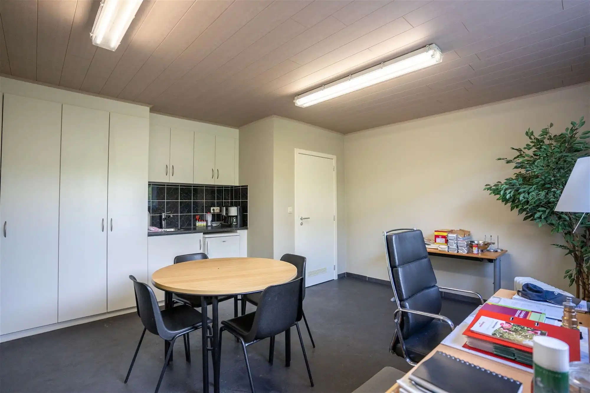 Ruime loods van 400m² met kantoor en parking foto 10