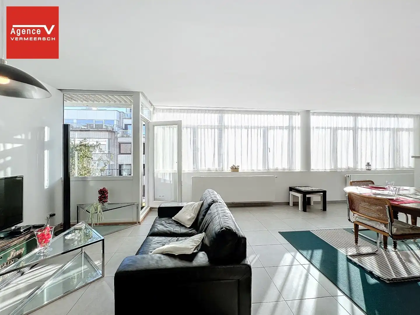 Ruim en lichtrijk GEMEUBILEERD  2-slkr appartement (117m²)gelegen op 50m van Zeedijk!  foto {{pictureIndex}}