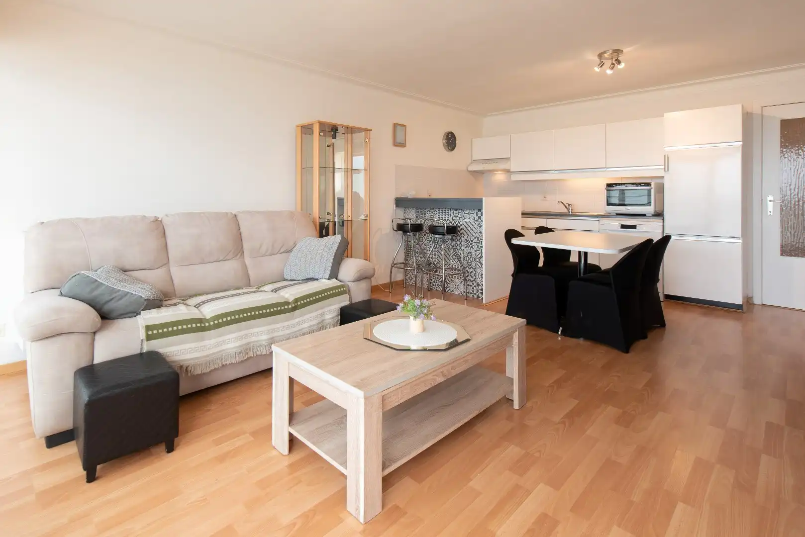 Ruime studio op de Zeedijk van Middelkerke op de vierde verdieping met aparte slaaphoek foto 6