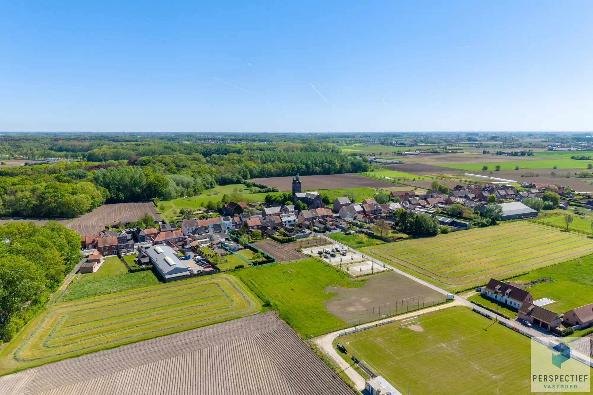 Ruime, instapklare woning met 4 slaapkamers, garage en magazijn op 970 m² foto 3