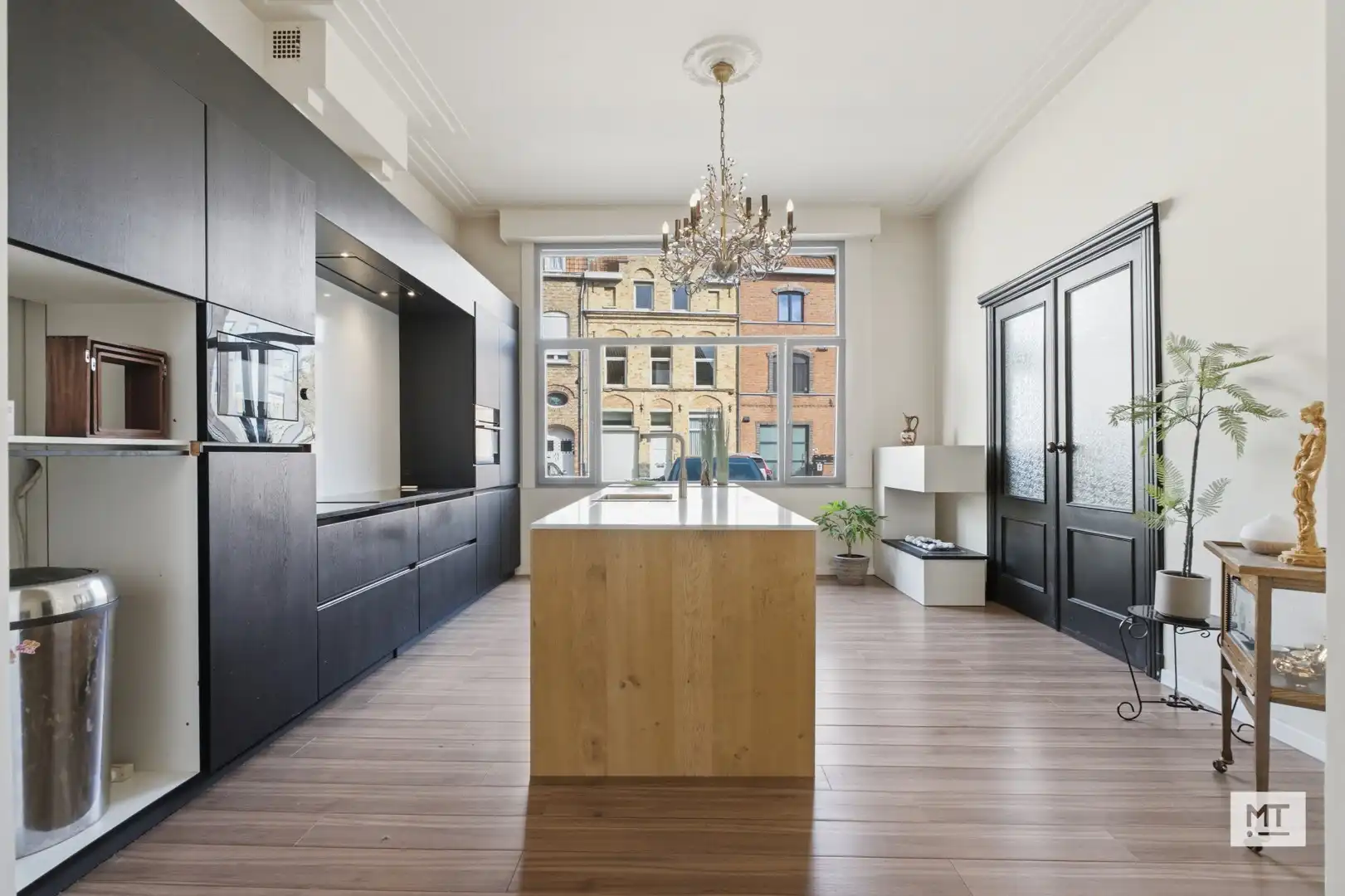 Bijzonder ruime herenwoning te koop in het centrum van Ieper foto 4
